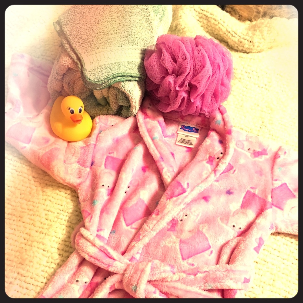 Soft and cozy 4T/5T girls Peppa Pig bath robe